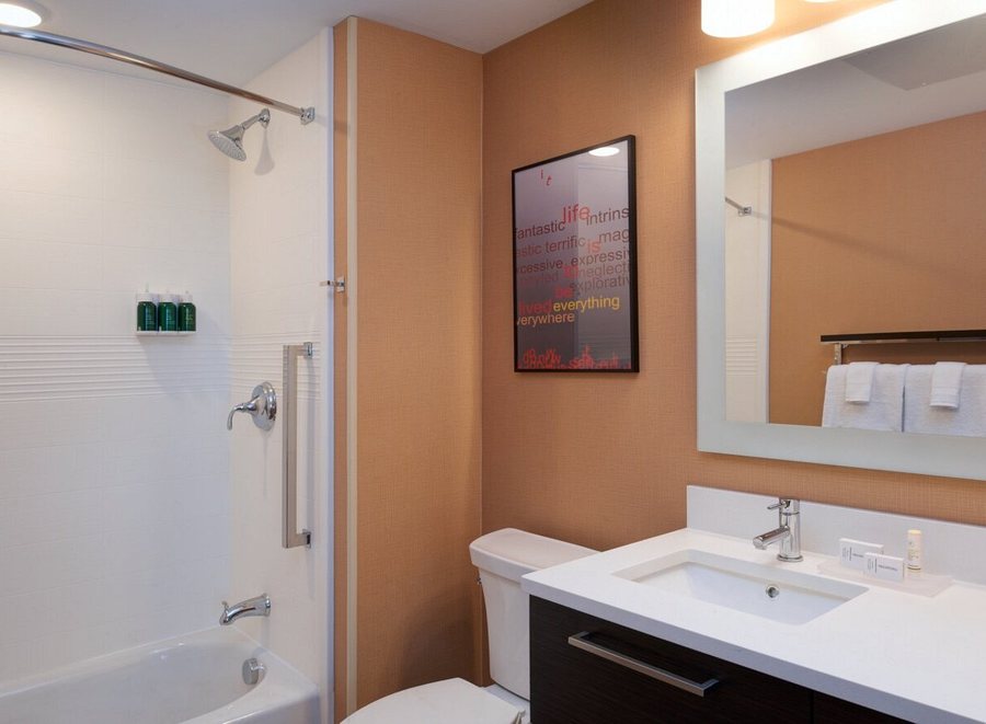 Red Roof Inn Grand Rapids Airport — Bathroom