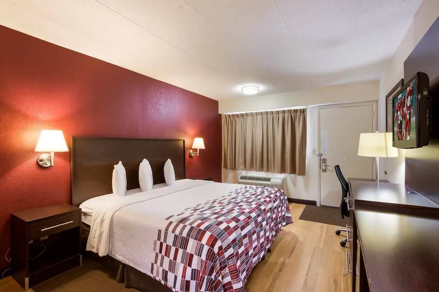 Red Roof Inn Grand Rapids Airport — Guest room