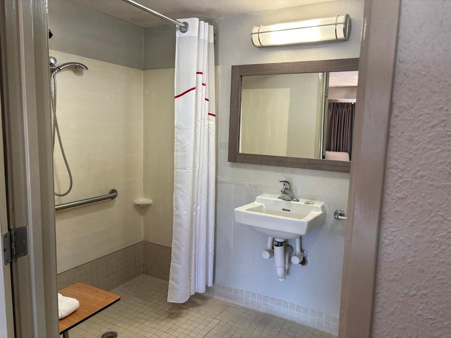 Red Roof Inn Greensboro Coliseum — Bathroom