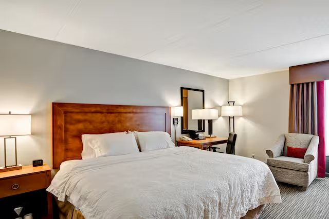 Red Roof Inn Hampton Coliseum — Guest room