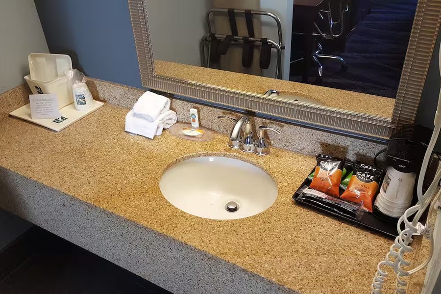 Red Roof Inn Helen GA Downtown — Bathroom