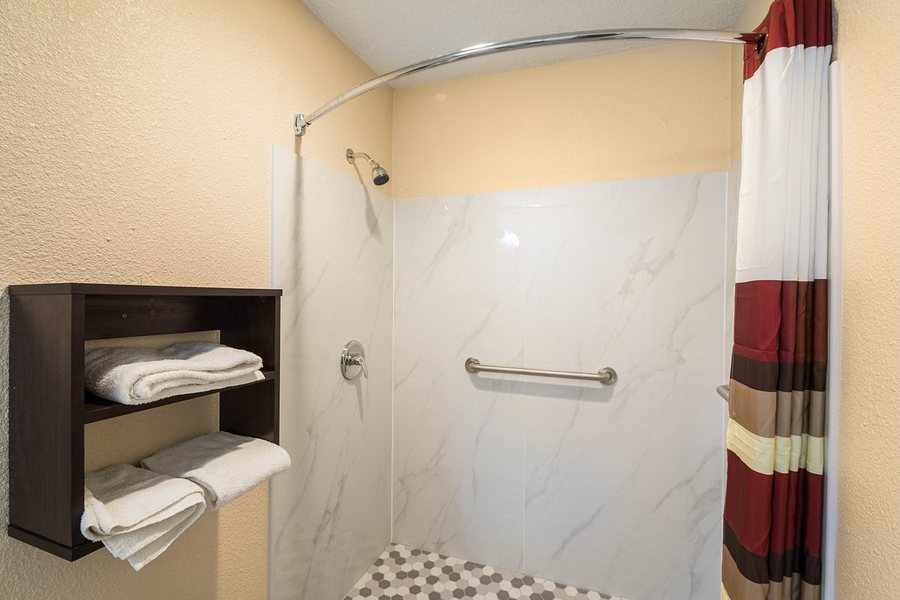 Red Roof Inn Hendersonville — Bathroom