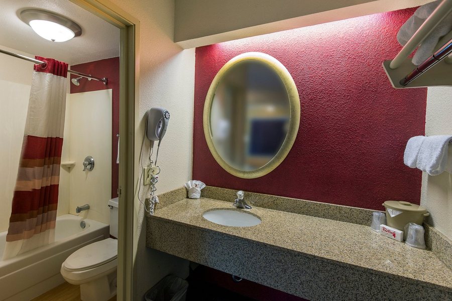 Red Roof Inn Hot Springs — Bathroom