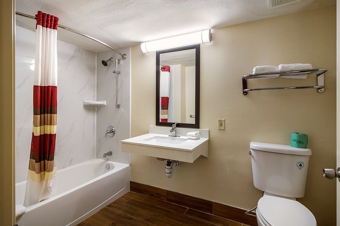 Red Roof Inn Houston North FM1960 I 45 — Bathroom