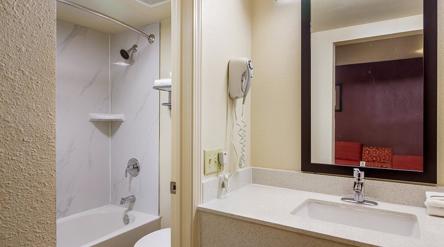 Red Roof Inn Houston Willowbrook — Bathroom
