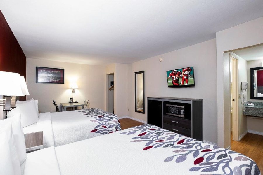 Red Roof Inn Houston Willowbrook — Guest room