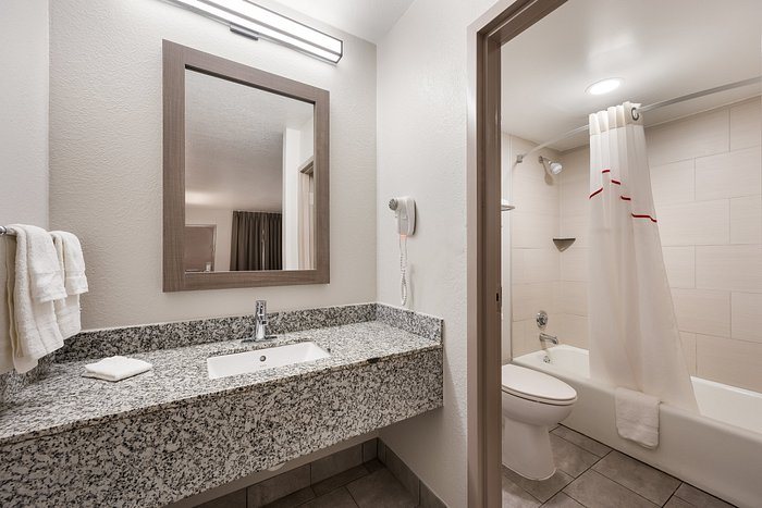 Red Roof Inn Huntsville AL — Bathroom