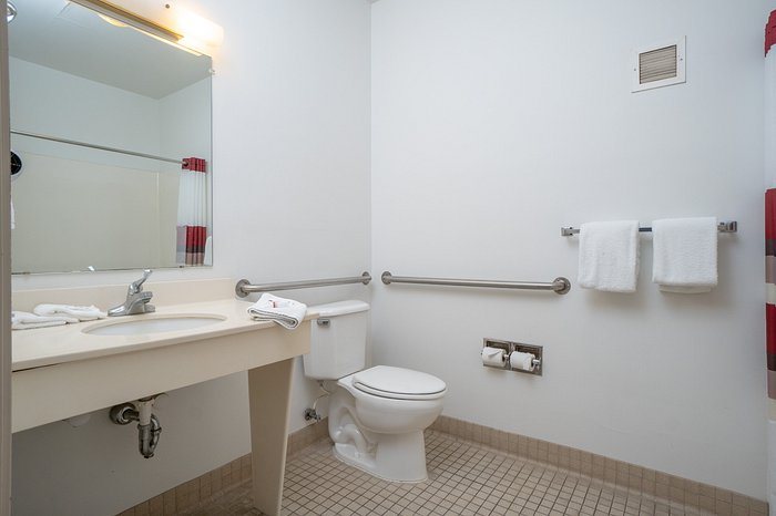 Red Roof Inn Indianapolis Castleton — Bathroom