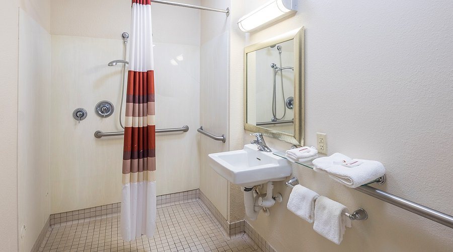 Red Roof Inn Jackson Downtown Fairgrounds — Bathroom