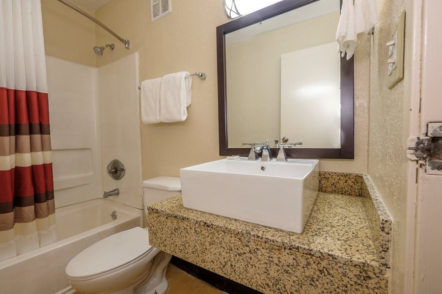 Red Roof Inn Jacksonville Cruise Port — Bathroom
