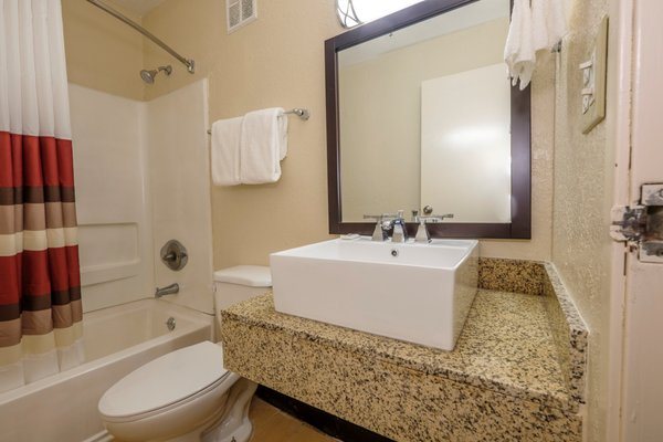 Red Roof Inn Jacksonville Orange Park — Bathroom