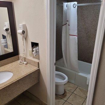Red Roof Inn Kenner New Orleans Airport NE — Bathroom