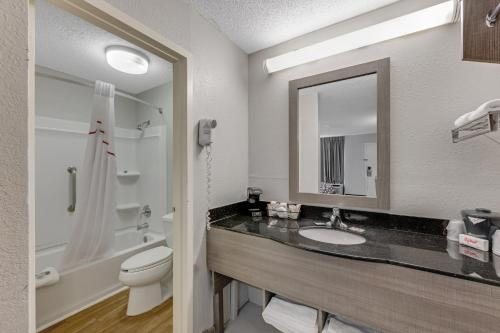 Red Roof Inn Kingsport — Bathroom