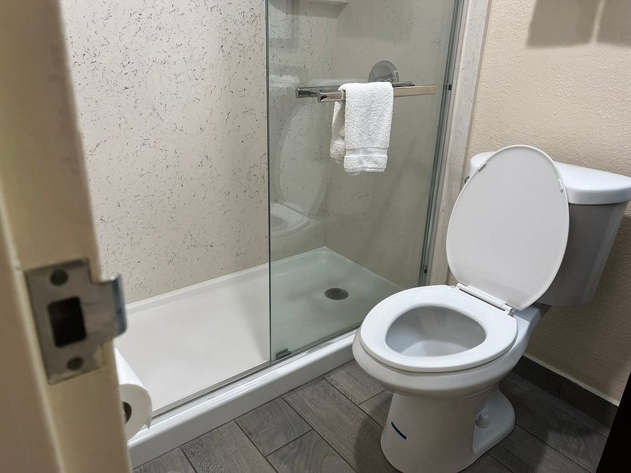 Red Roof Inn Knoxville Central Papermill Road — Bathroom