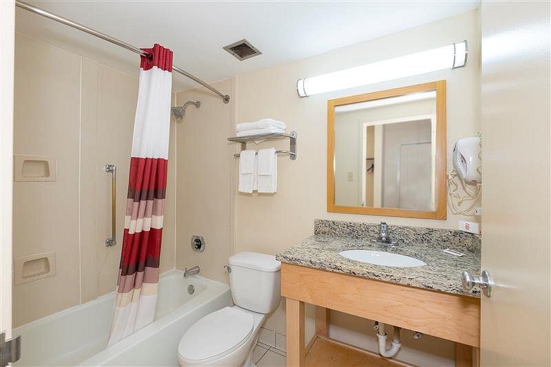 Red Roof Inn Knoxville North Merchants Drive — Bathroom