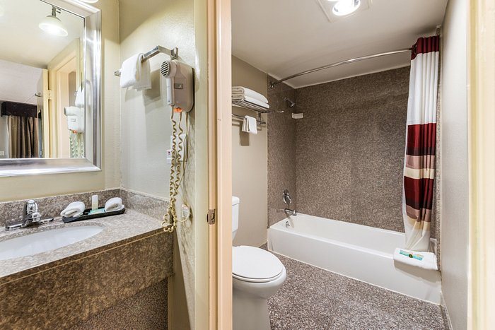 Red Roof Inn Locust Grove — Bathroom