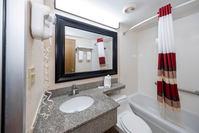 Red Roof Inn Lompoc — Bathroom