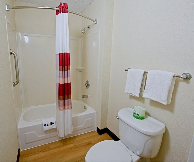 Red Roof Inn Louisville East Hurstbourne — Bathroom