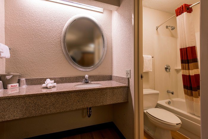 Red Roof Inn Louisville Expo Airport — Bathroom