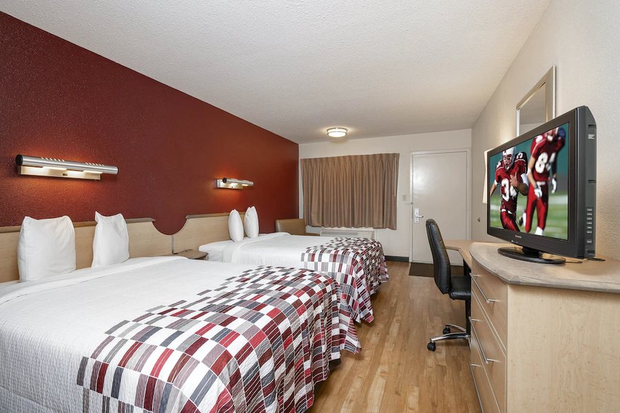 Red Roof Inn Louisville Expo Airport — Guest room