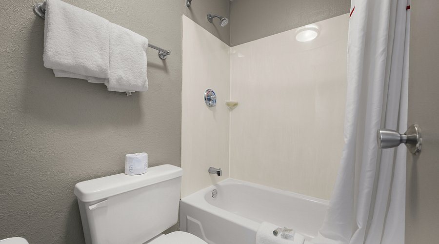 Red Roof Inn Madison WI — Bathroom