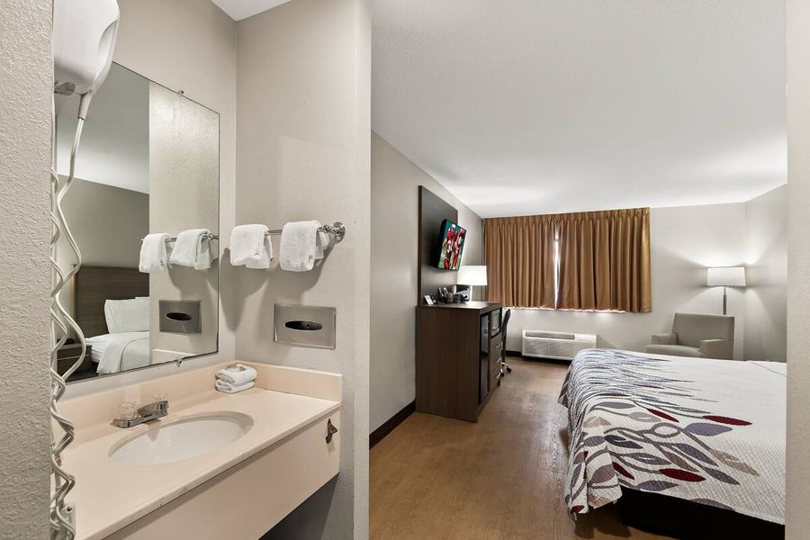 Red Roof Inn Martinsburg — Bathroom