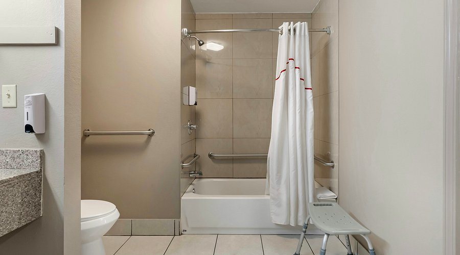 Red Roof Inn Memphis Graceland Airport — Bathroom