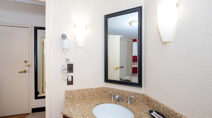 Red Roof Inn Meridian — Bathroom