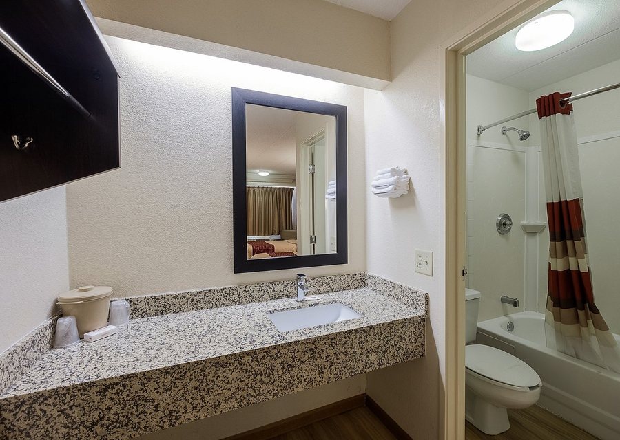 Red Roof Inn Milwaukee Airport Oak Creek — Bathroom