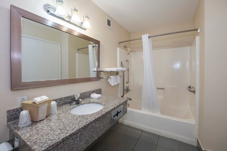 Red Roof Inn Mobile North Saraland — Bathroom