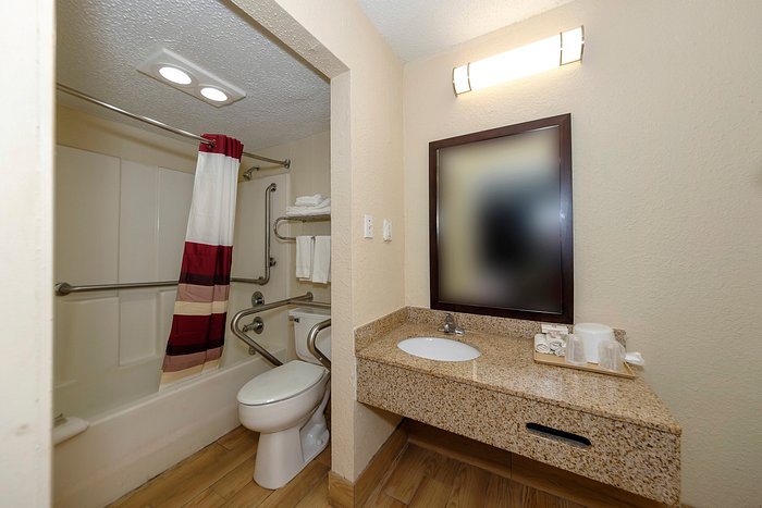 Red Roof Inn New Orleans Westbank — Bathroom