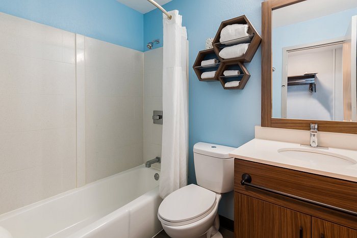 Red Roof Inn Newport News Yorktown — Bathroom