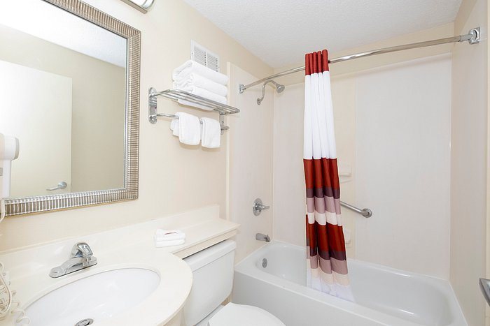 Red Roof Inn Oklahoma Airport I 40 W Fairgrounds — Bathroom