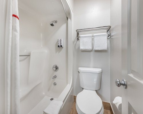 Red Roof Inn Paducah — Bathroom