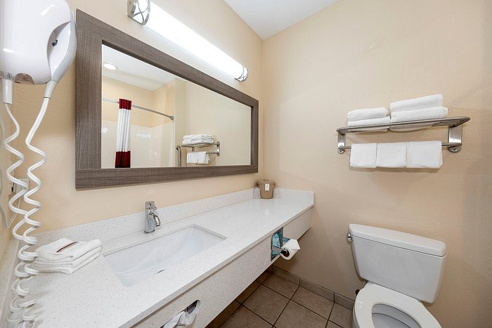 Red Roof Inn Panama City Beach — Bathroom