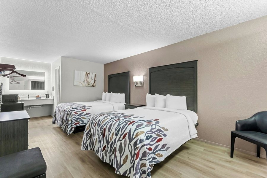 Red Roof Inn Panama City Beach — Guest room