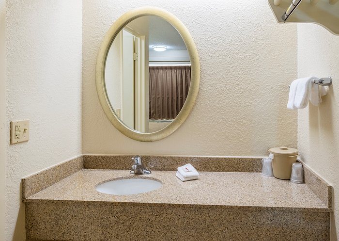 Red Roof Inn Parkersburg — Bathroom
