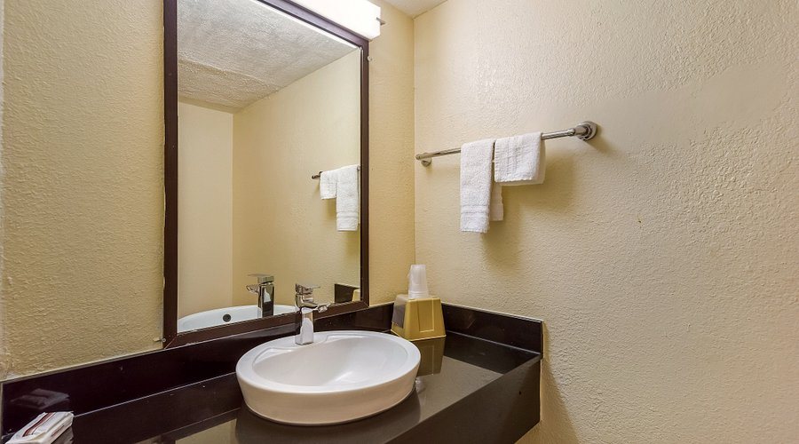 Red Roof Inn Plano — Bathroom