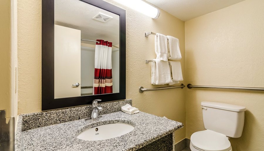 Red Roof Inn PLUS Wichita East — Bathroom