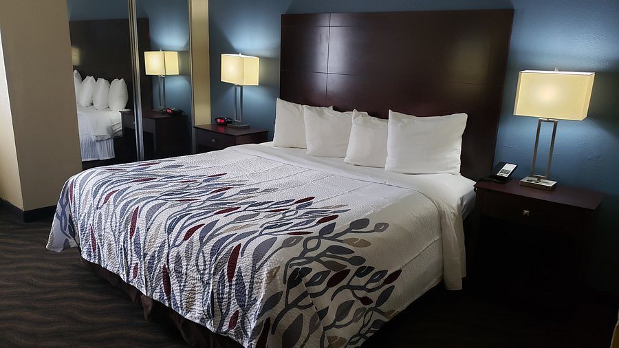 Red Roof Inn Port Allen West LSU Stadium — Guest room