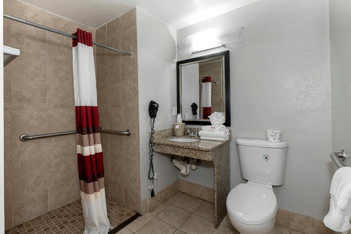 Red Roof Inn Raleigh North crabtree Mall lenovo Center — Bathroom