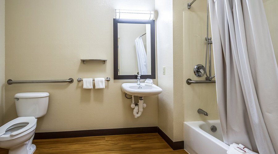 Red Roof Inn Raleigh Northeast Downtown — Bathroom