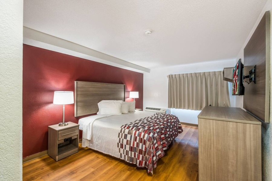 Red Roof Inn Rochester Airport — Guest room