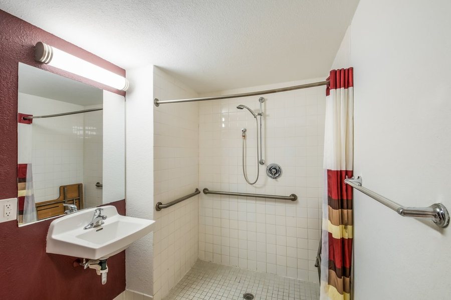 Red Roof Inn Rochester Henrietta — Bathroom