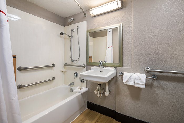 Red Roof Inn Rockford East Casino District — Bathroom