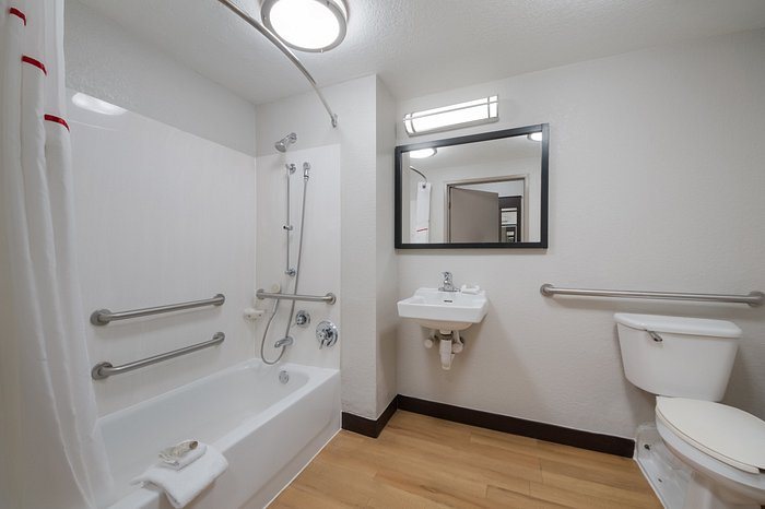 Red Roof Inn San Antonio E Frost Bank Center — Bathroom