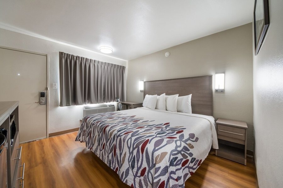 Red Roof Inn San Antonio E Frost Bank Center — Guest room
