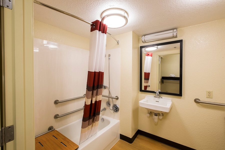 Red Roof Inn San Antonio Seaworld Northwest — Bathroom