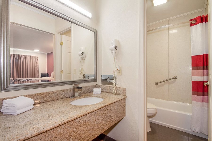 Red Roof Inn Santee — Bathroom