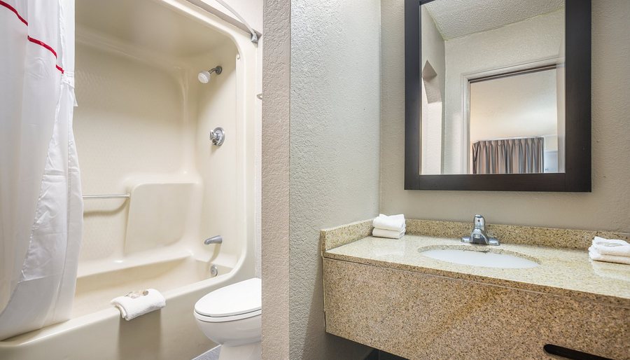 Red Roof Inn Savannah Richmond Hill I 95 — Bathroom